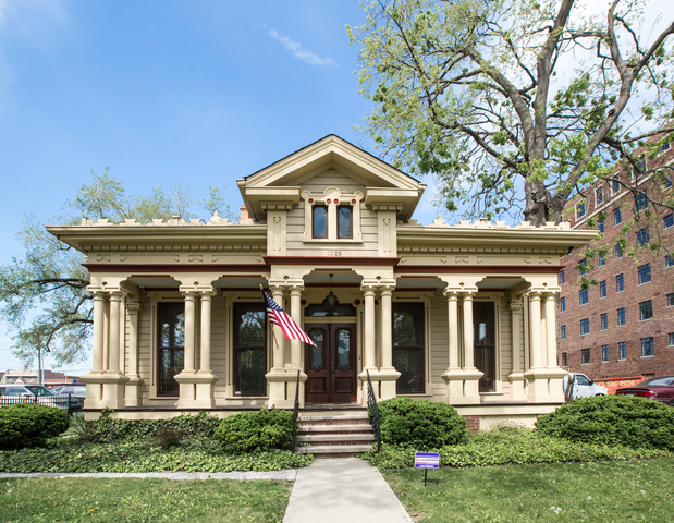 HOME TOUR: 'The Wedding Cake House'