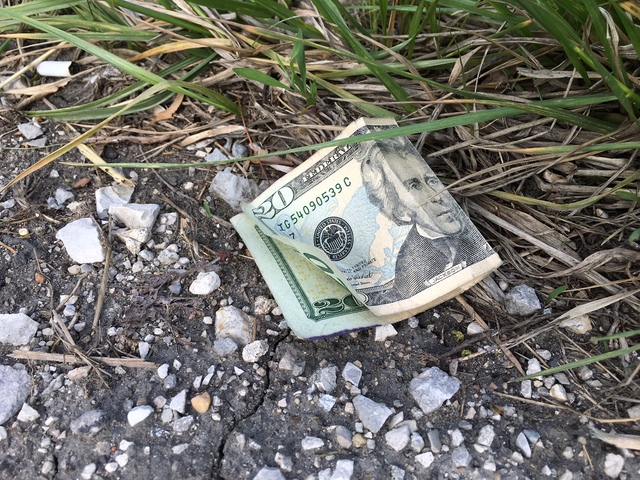 Cash falls from Brinks truck, dropping money on Indianapolis interstate